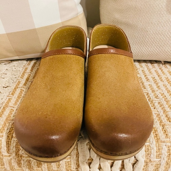 Women’s NWOB Dansko Brenna Slip-On Tan Burnished Suede Clogs Size EU 37 US 6.5-7 - Picture 3 of 13